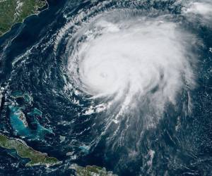 El alcance de los vientos huracanados se extiende a más de 110 km del ojo de la tormenta, y el de los vientos con fuerza de tormenta tropical a hasta 320 km, indicó el NHC .