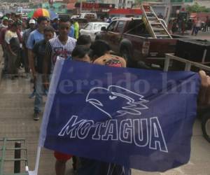 Las filas en las inmediaciones del estadio Nacional de Tegucigalpa en busca de un boleto para la Gran Final entre Motagua y Honduras de El Progreso (Foto: Johny Magallanes / EL HERALDO)
