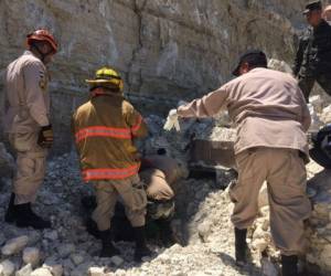 Rocas cayeron sobre el camión y los jóvenes dejándolos atrapados. (Foto: Bomberos de Honduras)