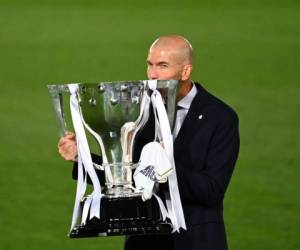 Zidane besando la copa tras ganar La Liga. Foto: AFP