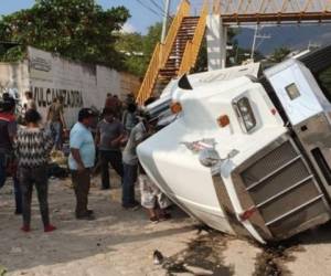 Las personas indocumentadas viajaban hacinadas en el interior de la caja del camión, cuyo chofer habría perdido el control debido al exceso de velocidad, detallaron las autoridades locales.