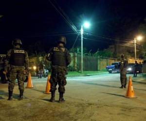 La acción se ejecuta en el exclusivo sector de Río de Piedras, San Pedro Sula, norte de Honduras, donde los efectivos mantienen acordonado una cuadra y media, foto: EL HERALDO / Noticias de Honduras / Sucesos de Honduras.