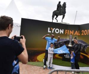 Partidarios del Olympique de Marseille posan y animan en la plaza Bellecour antes de la final de la Europa League entre el Marsella y el Atlético de Madrid. Foto:AFP