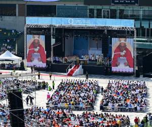 Unas 50,000 personas, según las autoridades, acudieron al Commonwealth Stadium de Edmonton.