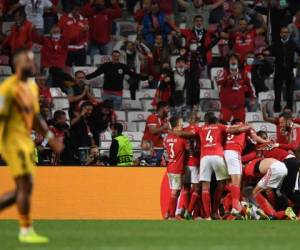 Los jugadores del Benfica celebran su segundo gol durante el partido de fútbol del grupo E de primera ronda de la Liga de Campeones de la UEFA entre el Benfica y el Barcelona en el estadio Luz de Lisboa .