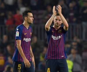 El mediocampista español del Barcelona Sergio Busquets y el mediocampista croata Ivan Rakitic del Barcelona tras el partido en el estadio Camp Nou de Barcelona. (Foto: AFP)