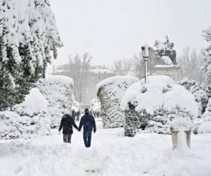 Se espera que las bajas temperaturas dejadas por la tormenta de nieve 'Filomena' comiencen a cambiar a partir de las 10:00 de la noche. Foto: AFP
