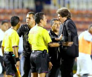 El entrenador Héctor Vargas reclama algunas acciones el árbitro Geovany Mendoza.