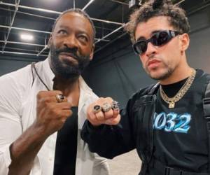 Bad Bunny compartió esta fotografía en su cuenta de Instagram y escribió: 'Soy un rey, campeón, Booker T. Nuevo video junto a la leyenda'.