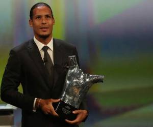 Van Dijk superó en la votación al argentino Lionel Messi y a Cristiano Ronaldo. Foto: AP.