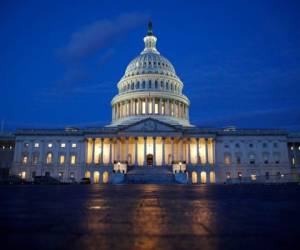 La luz brilla en la cúpula del Capitolio de EE. UU. En Washington, el miércoles 4 de diciembre de 2019, antes del testimonio programado de expertos en derecho constitucional en una audiencia ante el Comité Judicial de la Cámara sobre los motivos constitucionales para la destitución del presidente Donald Trump.