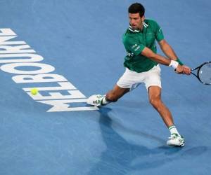 Más allá de la polémica política y sanitaria, en el plano deportivo el Abierto de Australia gana interés con la presencia del número uno. Foto: AFP