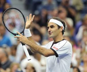 Roger Federer celebra la victoria contra Damir Dzumhur de Bosnia y Herzegovina durante su partido de segunda ronda de individuales masculinos el día tres del Abierto de EE UU. Foto:AFP