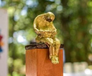 Los ganadores reciben como premio la publicación de su obra y una escultura de Gustavo Armijo.