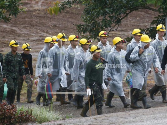 Rescatistas caminan hacia la entrada de un complejo de cuevas donde todavía hay cinco personas atrapadas, en el inicio de la tercera jornada de rescate, en Mae Sai, en la provincia de Chiang Rai, en el norte de Tailandia, el 10 de julio de 2018. (AP Foto/Sakchai Lalit).