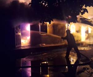El Cuerpo de Bomberos de Honduras llegó al lugar para controlar las llamas en el inmueble.