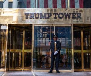 El juez Juan Merchan ha pospuesto la sentencia de Donald Trump hasta el 18 de septiembre para evaluar si la reciente decisión del Tribunal Supremo de Estados Unidos, que otorga amplia inmunidad a los presidentes por sus actos oficiales, afecta el caso.