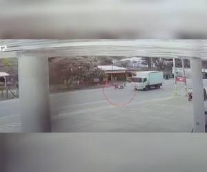 El joven cayó sobre la calle cuando el camión estaba cerca.