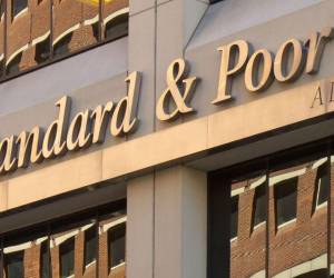 El informe también señala que el nuevo gobierno enfrenta el reto de ordenar las finanzas públicas tras un aumento del gasto y de la deuda durante el periodo de transición política.