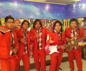 El grupo Elegancia interpreta música popular de corte tropical, que es muy popular en algunas localidades rurales de Bolivia.
