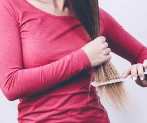 El aguacate ayuda a revitalizar el cabello maltratado por el contínuo uso de productos químicos.