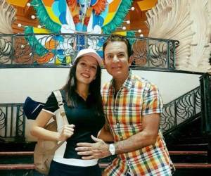 Una foto reciente de Salvador Nasralla junto a Iroshka Elvir. El presentador tenía su mano sobre el vientre de su esposa, lo que empujó los rumores. Foto: Facebook de Iroshka Elvir de Nasralla.