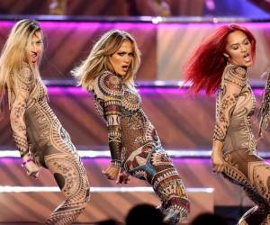 Jennifer López estrenará un nuevo tema del álbum que lanzará en los próximos meses, su primero en español en 10 años. Foto: AP