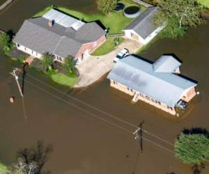 El huracán llegó a tierra con categoría 2 y vientos de 156 kilómetros por hora, provocando olas de 2,7 metros de altura. FOTO: AP