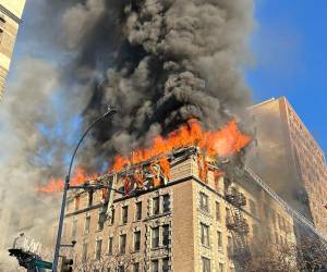 Fotografía divulgada por el Departamento de Bomberos de Nueva York (FDNY) donde aparecen bomberos controlando un incendio este martes, en Nueva York (Estados Unidos).