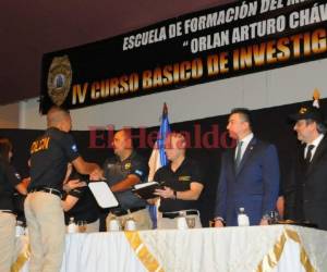 La graduación fue en el auditorio del MP en Comayagüela. Jiménez fue el padrino de la promoción.