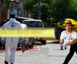 Agentes de la DPI inspeccionan el vehículo de las víctimas del ataque. Fotos: El Heraldo Honduras.