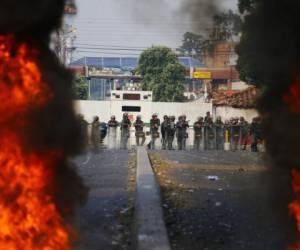 Elementos de la Guardia Nacional Bolivariana bloquean el accesso al puente internacional Francisco de Paula Santander en Venezuela, en la frontera con Colombia. (Foto: AP)