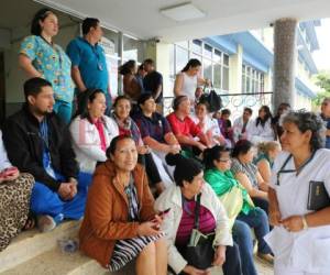 Debido a que las autoridades de gobierno no se sentaron a negociar el martes anterior como estaba previsto, los trabajadores públicos interrumpieron labores en el sistema sanitario del país. Foto: David Romero/EL HERALDO