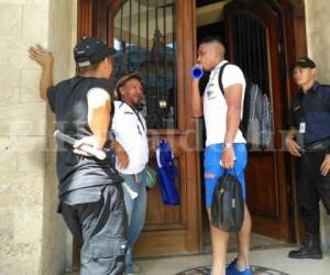 Emilio Izaguirre ingresando al hotel de concentración de la Selección de Honduras, mientras conversa con aficionados. (Fotos: Ronal Aceituno / Grupo Opsa)