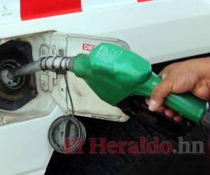 Los precios de los carburantes son elevados, por lo que representantes de los consumidores piden que se reduzcan los impuestos. Foto: El Heraldo