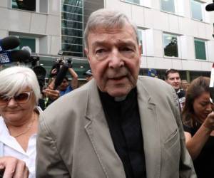 Cardinal George Pell (C) leaves the County Court of Victoria court after prosecutors decided not to proceed with a second trial on alleged historical child sexual offences in Melbourne on February 26, 2019. - Australian Cardinal George Pell, who helped elect popes and ran the Vatican's finances, has been found guilty of sexually assaulting two choirboys, becoming the most senior Catholic cleric ever convicted of child sex crimes. (Photo by Asanka Brendon Ratnayake / AFP)