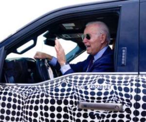 La camioneta será presentada formalmente el miércoles por la noche. Ford todavía tenía el vehículo cubierto con camuflaje negro y blanco. Foto: AP