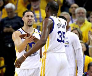 Klay Thompson saluda a Kevin Durant tras el triunfo de Golden State ante los Cavs en el juego 2 de la final de la NBA. Foto: Agencia AFP.