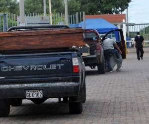 Los familiares de una persona que murió por el coronavirus, Covid-19, llegan para recibir sus restos en la morgue del Hospital General Guasmo Sur en Guayaquil, Ecuador. Foto: AFP.