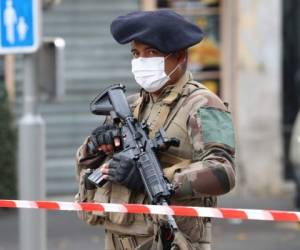 Los fiscales nacionales antiterroristas de Francia dijeron el jueves que abrieron una investigación por asesinato después de que un hombre mató a tres personas en una basílica en el centro de Niza e hirió a varias otras. Foto: Agencia AFP.