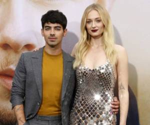 Joe Jonas, a la izquierda, y Sophie Turner asisten al estreno mundial de 'Chasing Happiness' en Los Angeles el 23 de junio de 2019. Foto AP