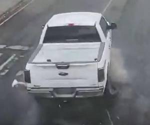 La pareja a bordo de la motocicleta quedó varios segundos debajo de las llantas del automotor.