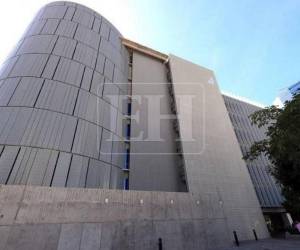 Aumentó el presupuesto, no el avance, esa es la realidad de la proyectada Casa Presidencial que por tres gobiernos ha seguido en el abandono. La edificación en el gobierno de Nasry Asfura se prevé será sometida a un proceso de remodelación para albergar instituciones públicas que actualmente pagan alquiler fuera del complejo estatal.