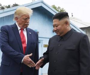 En esta foto de archivo del 30 de junio de 2020, el líder norcoreano Kim Jong Un, derecha, estrecha la mano del presidente estadounidense Donald Trump en la aldea fronteriza de Panmunjon en la Zona Desmilitarizada, Corea del Sur. (AP Foto/Susan Walsh, File).