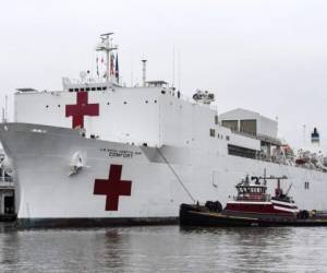NEW YORK, NY - MARCH 30: The USNS Comfort hospital ship pulls in to Pier 90 on the Hudson RIver on March 30, 2020 in New York City. The Comfort, a floating hospital in the form of a Navy ship, is equipped to take in patients within 24 hours but will not be treating people with COVID-19. The ship's 1,000 beds and 12 operation rooms will help ease the pressure on New York hospitals, many of which are now overwhelmed with COVID-19 patients. Stephanie Keith/Getty Images/AFP== FOR NEWSPAPERS, INTERNET, TELCOS & TELEVISION USE ONLY ==