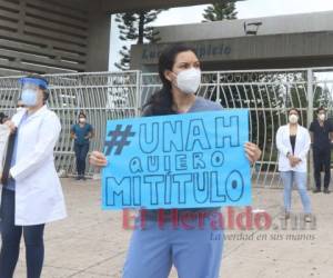 Médicos graduados de la UNAH exigían su título universitario para ayudar con la emergencia del covid-19. Foto: Alex Pérez/EL HERALDO