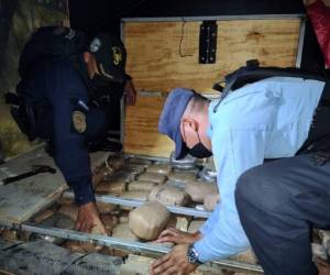 En el camión habían paquetes dobles y un paquete sencillo de supuesta marihuana.