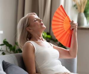 El calor repentino es uno de los síntomas más comunes de la menopausia.