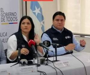 Personal del Ministerio de Salud monitorea la temperatura corporal de los viajeros en el aeropuerto Mariscal Sucre en Quito, Ecuador, el sÃ¡bado 29 de febrero de 2020. Ecuador sumÃ³ el jueves 5 de marzo tres nuevos casos y se convirtiÃ³ en el paÃ­s con mayor nÃºmero de contagiados de COVD-19 en AmÃ©rica Latina al completar 13 desde el fin de semana. (AP Foto / Dolores Ochoa)