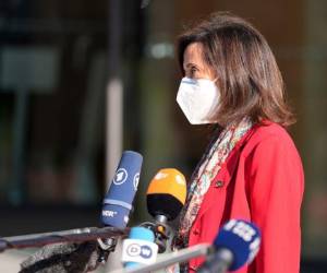 La ministra de Defensa de España, Margarita Robles, habla con los medios a su llegada a una cumbre de ministros de Defensa de la Unión Europea en el Centro de Congresos de Brdo, en Kranj, Eslovenia.